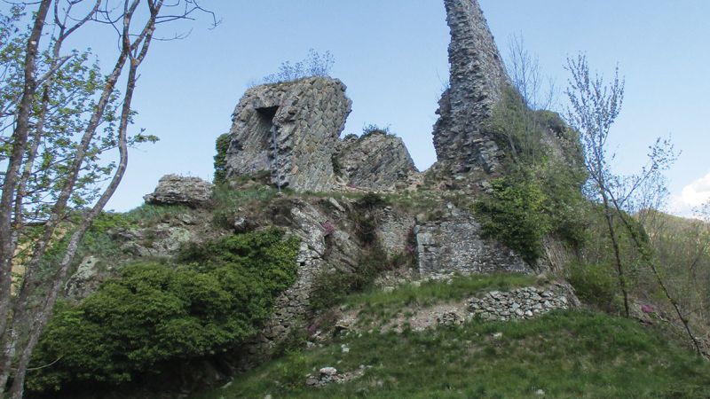 I ruderi del castello dei Costa a Murialdo